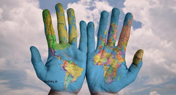 immagine: mani con cartina del mondo